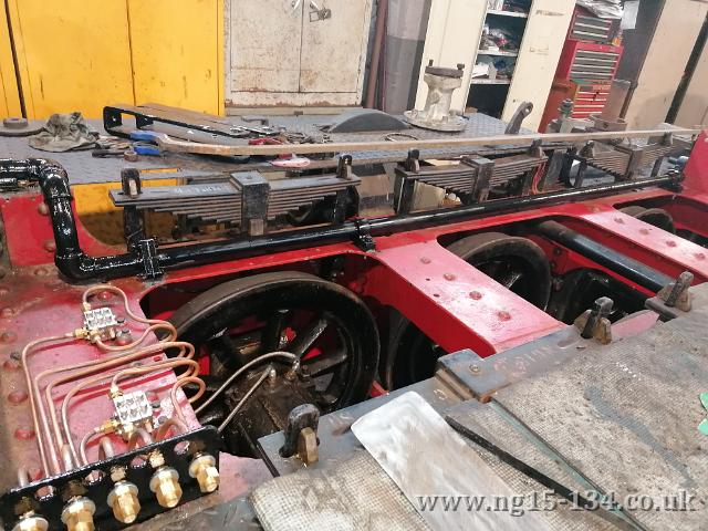 The vacuum pipe run across the top of the loco was satisfactorily tested for leaks then painted. Also in the view is the finished lubrication run from the Krauss Helmholtz truck to the manifold plate that the lubricator will then connect to. (Photo: Laurence Armstrong)